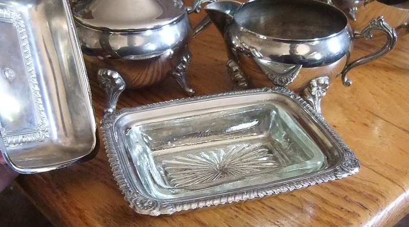 A CLASSY VINTAGE SILVERPLATE TEA SET - 2 TEA POTS , MILK JUG , SUGAR BOWL AND BUTTER DISH !! WOW !!