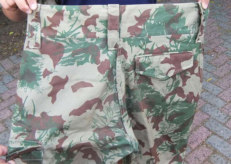 A VINTAGE 1984 SOUTH AFRICAN POLICE COMBAT TROUSERS IN EXCELLENT CONDITION - NO SIGNS OF USE