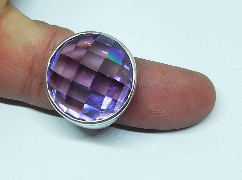 WOW !! A GORGEOUS SOLID STERLING SILVER RING WITH AN EYE CATCHING FACETED PURPLE INSET !! MUST SEE !