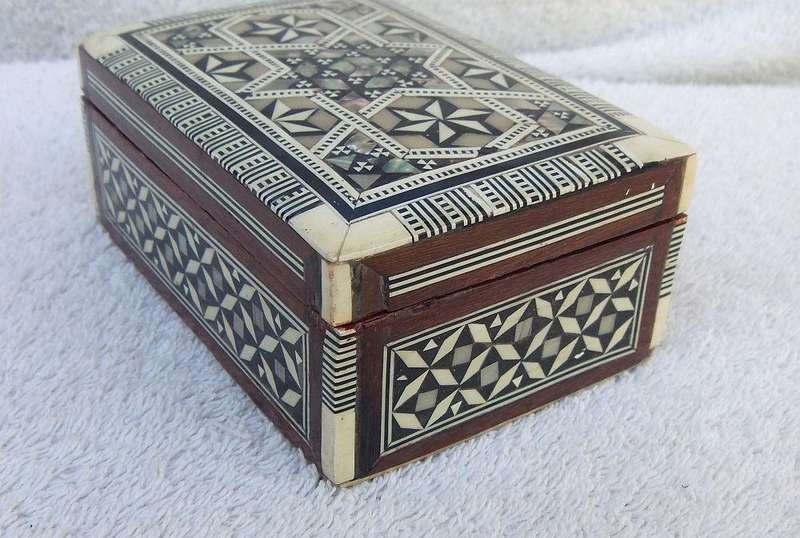 AN OLD MOTHER OF PEARL AND BONE INLAID WOODEN TRINKET BOX