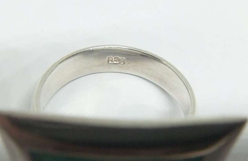 A SUPERB LARGE SOLID STERLING SILVER RING WITH A TURQUOISE COLOUR INSET PLUS FREE GIFT BOX !!