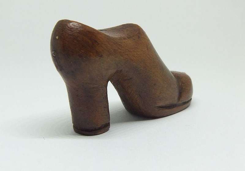 AN ANTIQUE DETAILED HAND CARVED WOODEN BOOT / SHOE - POSSIBLY A P.O.W RELATED ITEM