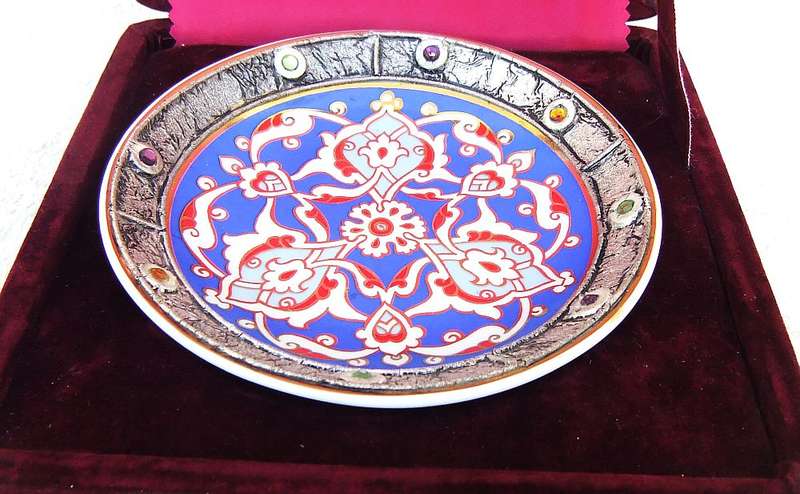 RARE FIND IN SA !! A HIGH CLASS VINTAGE KUTAHYA PORCELAIN PLATE IN ORIGINAL CASE !! WOW