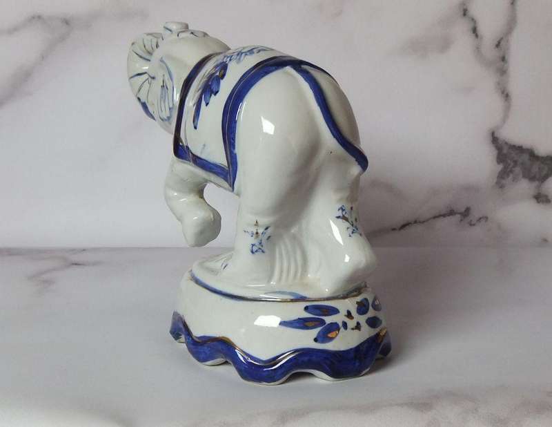 AN EYE CATCHING VINTAGE HANDPAINTED AND GLAZED CLAY ELEPHANT ON PLINTH IN EXCELLENT CONDITION
