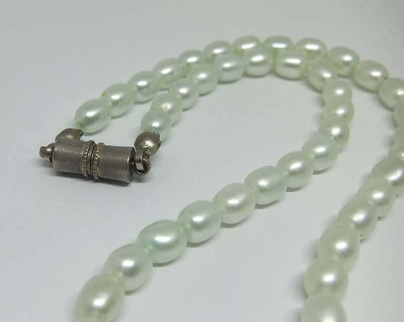 A VINTAGE STYLE GENUINE FRESHWATER PEARL NECKLACE WITH A BLUISH TINGE AND MAGNETIC CLASP
