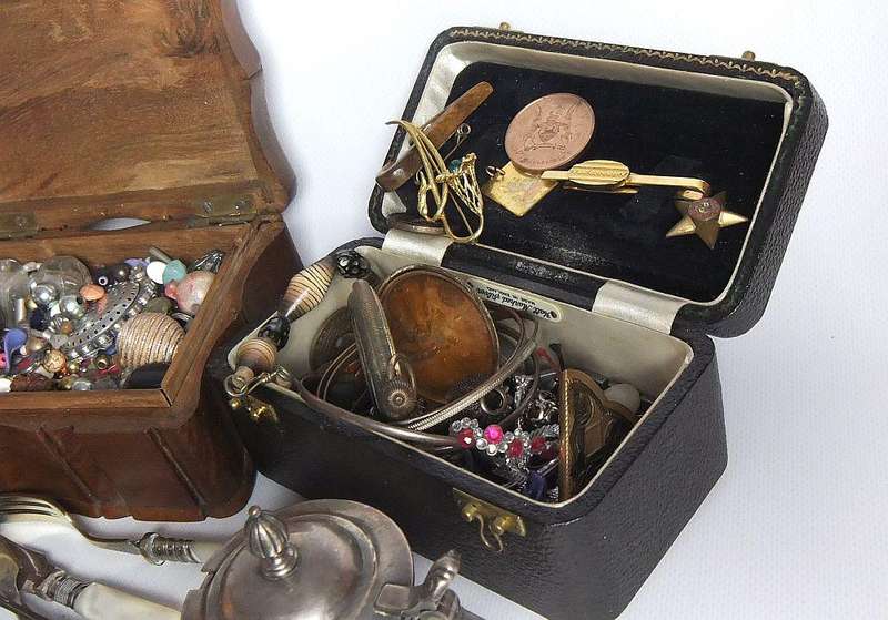 A COOL LOT OF VINTAGE BITS AND BOBS INCLUDING TEASPOONS , JEWELRY , BEADS , WATCHES AND MORE !!