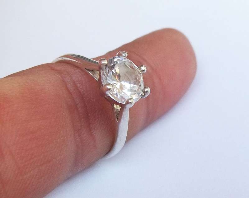 AN EXQUISITE SOLID STERLING SILVER ENGAGEMENT RING SET WITH AN EYE CATCHING FACETED CZ STONE !!