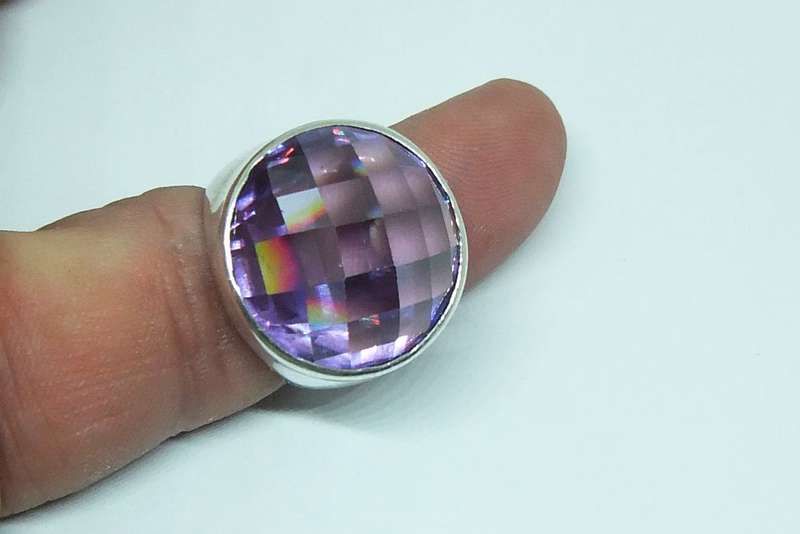 WOW !! A GORGEOUS SOLID STERLING SILVER RING WITH AN EYE CATCHING FACETED PURPLE INSET !! MUST SEE !