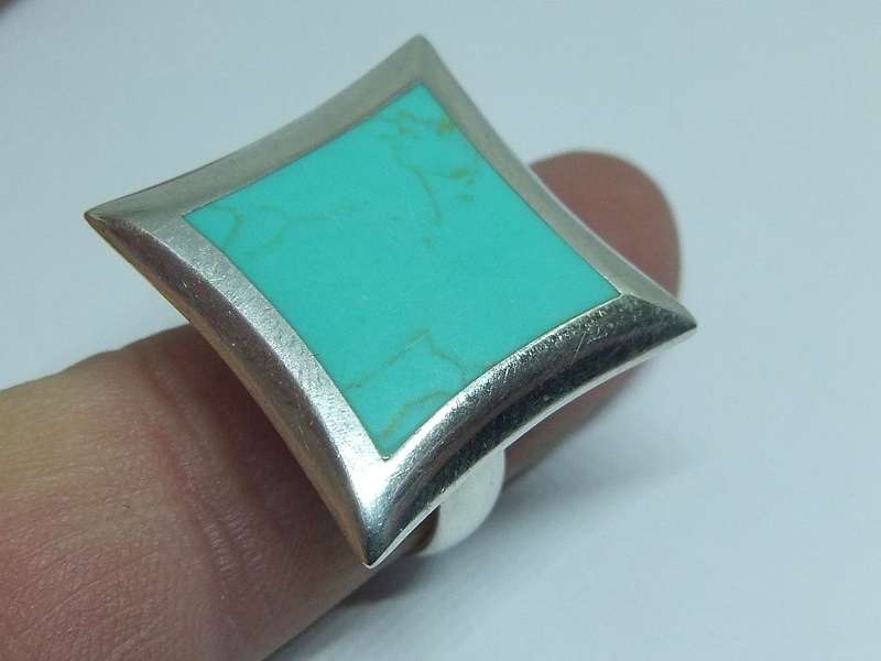 A SUPERB LARGE SOLID STERLING SILVER RING WITH A TURQUOISE COLOUR INSET PLUS FREE GIFT BOX !!