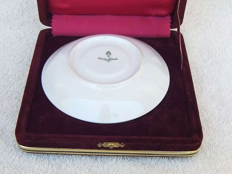 RARE FIND IN SA !! A HIGH CLASS VINTAGE KUTAHYA PORCELAIN PLATE IN ORIGINAL CASE !! WOW