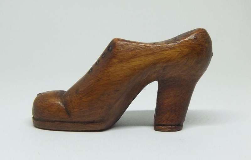 AN ANTIQUE DETAILED HAND CARVED WOODEN BOOT / SHOE - POSSIBLY A P.O.W RELATED ITEM