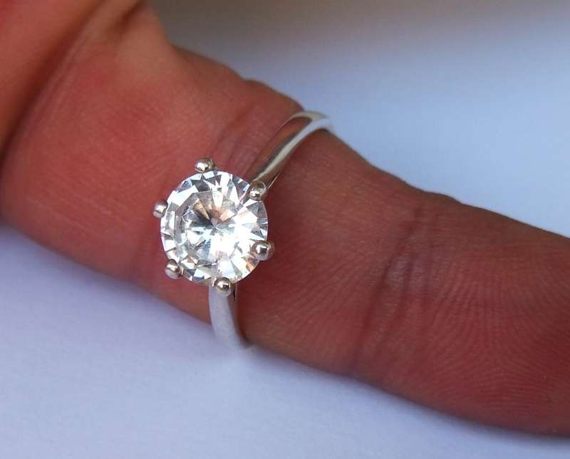 AN EXQUISITE SOLID STERLING SILVER ENGAGEMENT RING SET WITH AN EYE CATCHING FACETED CZ STONE !!