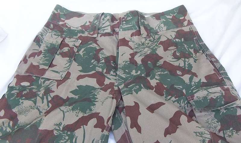 A VINTAGE 1984 SOUTH AFRICAN POLICE COMBAT TROUSERS IN EXCELLENT CONDITION - NO SIGNS OF USE