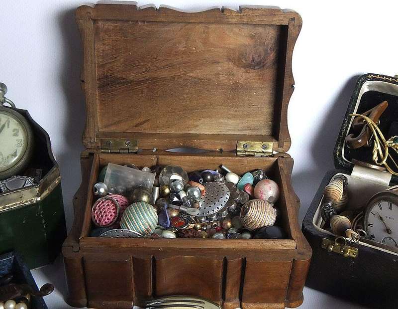 A COOL LOT OF VINTAGE BITS AND BOBS INCLUDING TEASPOONS , JEWELRY , BEADS , WATCHES AND MORE !!