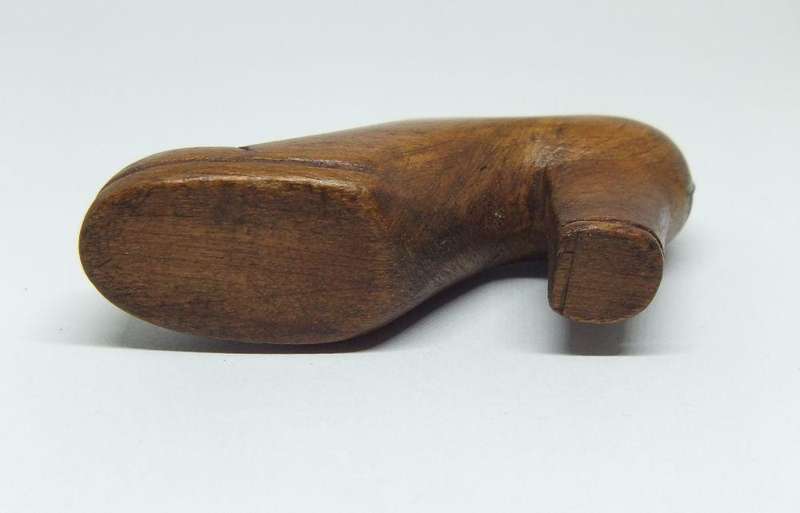 AN ANTIQUE DETAILED HAND CARVED WOODEN BOOT / SHOE - POSSIBLY A P.O.W RELATED ITEM