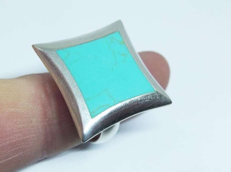 A SUPERB LARGE SOLID STERLING SILVER RING WITH A TURQUOISE COLOUR INSET PLUS FREE GIFT BOX !!
