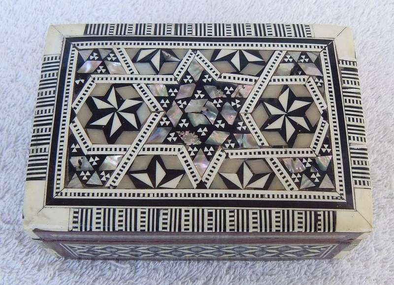 AN OLD MOTHER OF PEARL AND BONE INLAID WOODEN TRINKET BOX