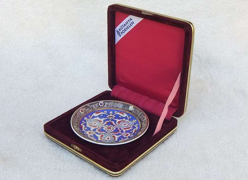 RARE FIND IN SA !! A HIGH CLASS VINTAGE KUTAHYA PORCELAIN PLATE IN ORIGINAL CASE !! WOW