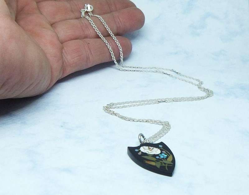 A GOOD QUALITY BRAND NEW STERLING SILVER NECKLACE WITH A RARE ANTIQUE PIETRA DURA PENDANT