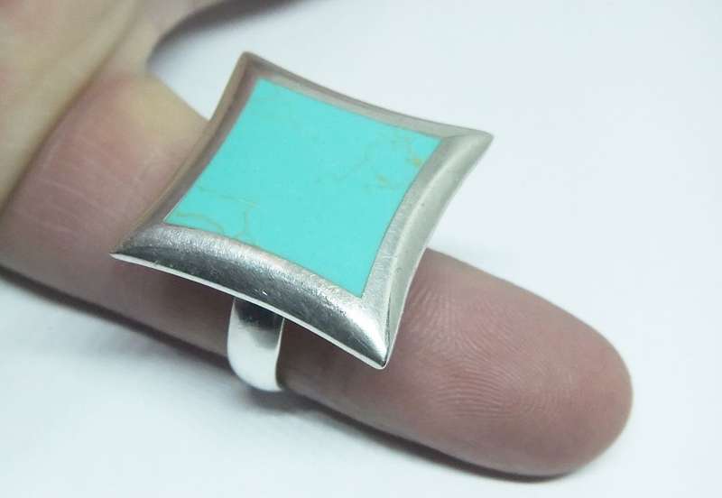 A SUPERB LARGE SOLID STERLING SILVER RING WITH A TURQUOISE COLOUR INSET PLUS FREE GIFT BOX !!