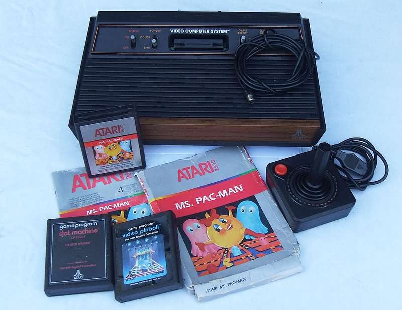 TOTALLY COOL !! A VINTAGE ATARI 2600 GAME CONSOLE WITH 3 GAMES AND JOYSTICK !! UNTESTED