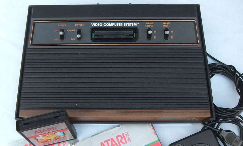 TOTALLY COOL !! A VINTAGE ATARI 2600 GAME CONSOLE WITH 3 GAMES AND JOYSTICK !! UNTESTED