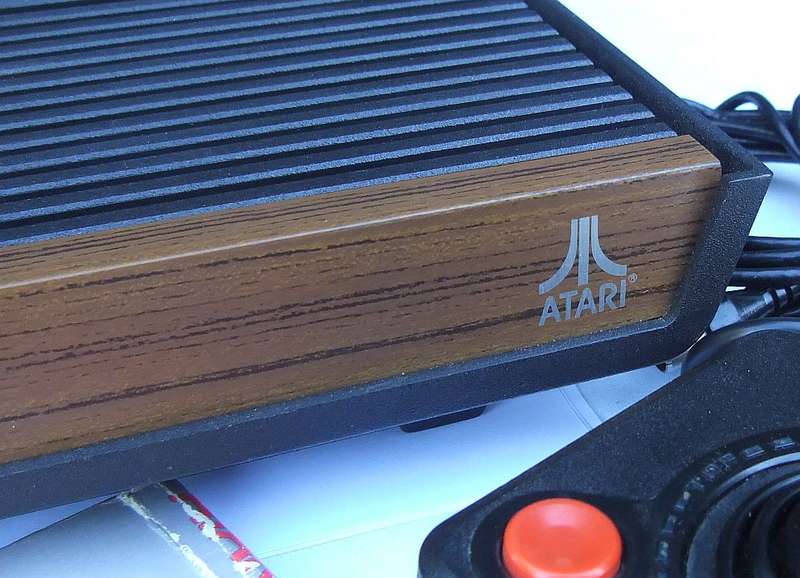 TOTALLY COOL !! A VINTAGE ATARI 2600 GAME CONSOLE WITH 3 GAMES AND JOYSTICK !! UNTESTED