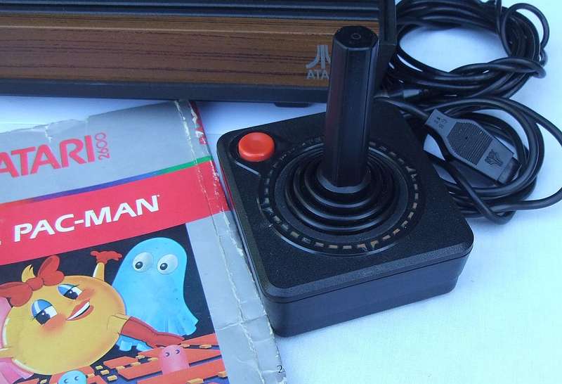 TOTALLY COOL !! A VINTAGE ATARI 2600 GAME CONSOLE WITH 3 GAMES AND JOYSTICK !! UNTESTED