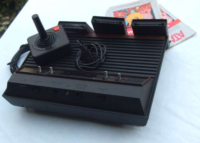 TOTALLY COOL !! A VINTAGE ATARI 2600 GAME CONSOLE WITH 3 GAMES AND JOYSTICK !! UNTESTED