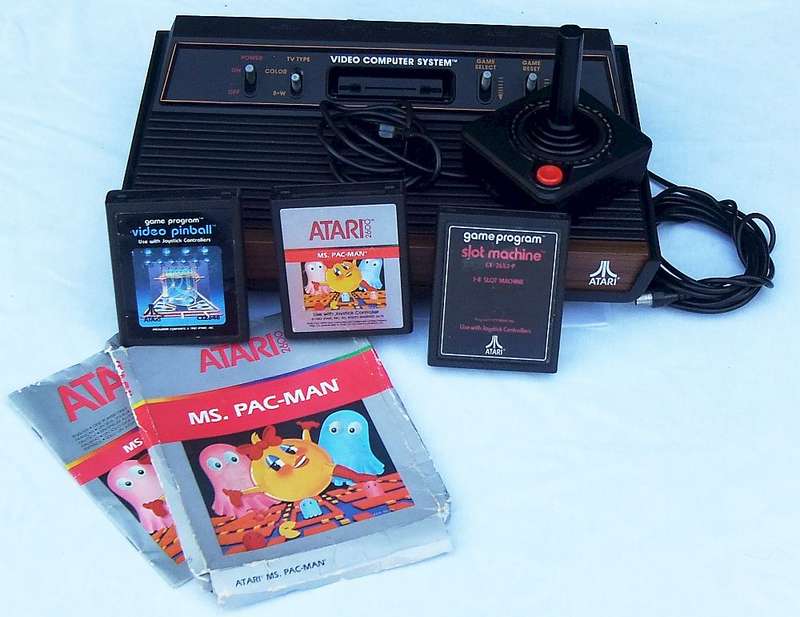 TOTALLY COOL !! A VINTAGE ATARI 2600 GAME CONSOLE WITH 3 GAMES AND JOYSTICK !! UNTESTED