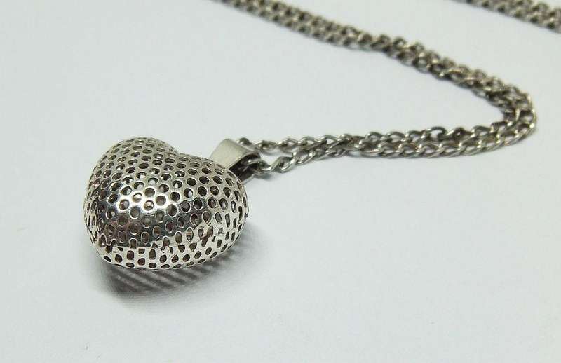 WOW !! AN EYE CATCHING STERLING SILVER HEART PENDANT WITH AN EXTRA LONG STERLING SILVER NECKLACE !!