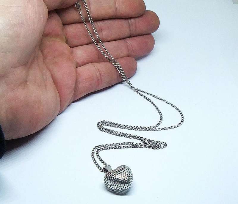 WOW !! AN EYE CATCHING STERLING SILVER HEART PENDANT WITH AN EXTRA LONG STERLING SILVER NECKLACE !!
