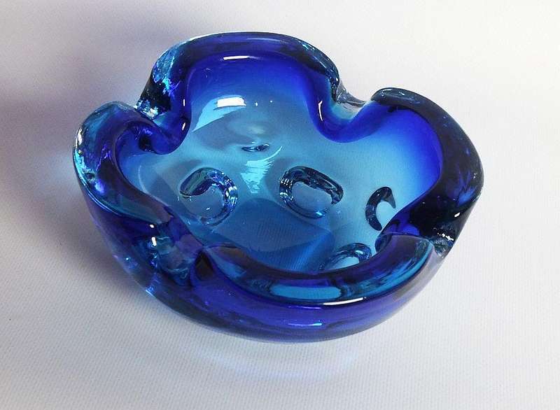 WOW !! A STUNNING VINTAGE TWO TONE BLUE 1950`S MURANO GLASS ASHTRAY IN EXCELLENT CONDITION !!