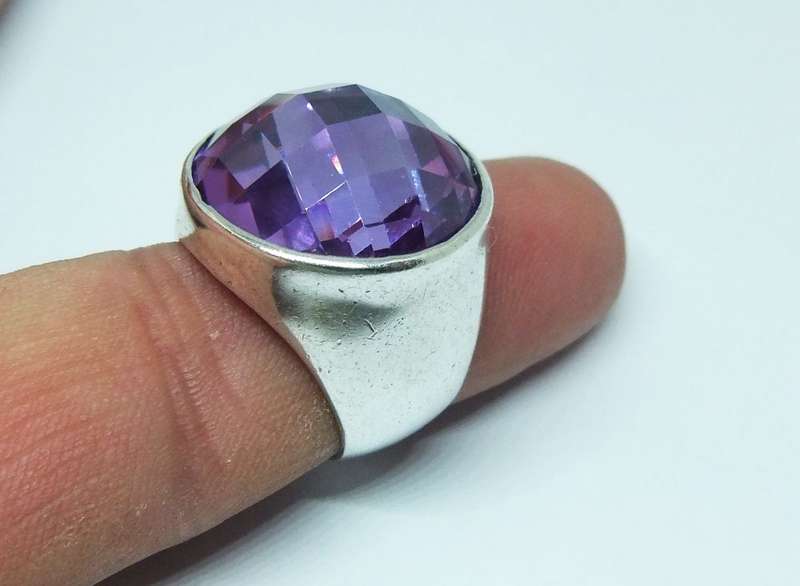 WOW !! A GORGEOUS SOLID STERLING SILVER RING WITH AN EYE CATCHING FACETED PURPLE INSET !! MUST SEE !