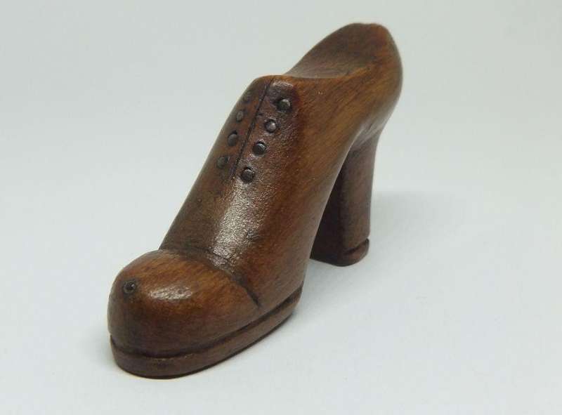 AN ANTIQUE DETAILED HAND CARVED WOODEN BOOT / SHOE - POSSIBLY A P.O.W RELATED ITEM