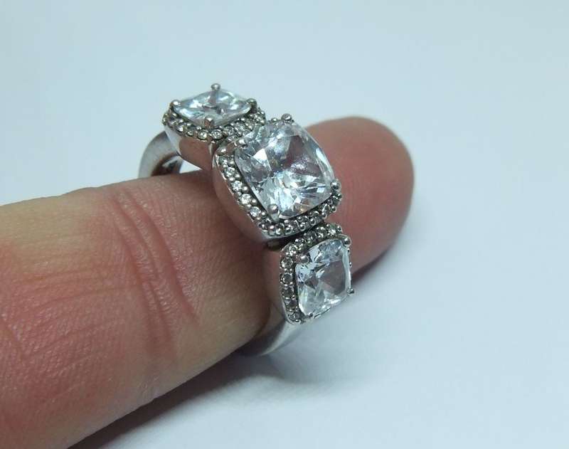 A GORGEOUS SOLID STERLING SILVER DESIGNER RING WITH FACETED INSETS BY TI SENTO- VALUE OVER 120 EURO