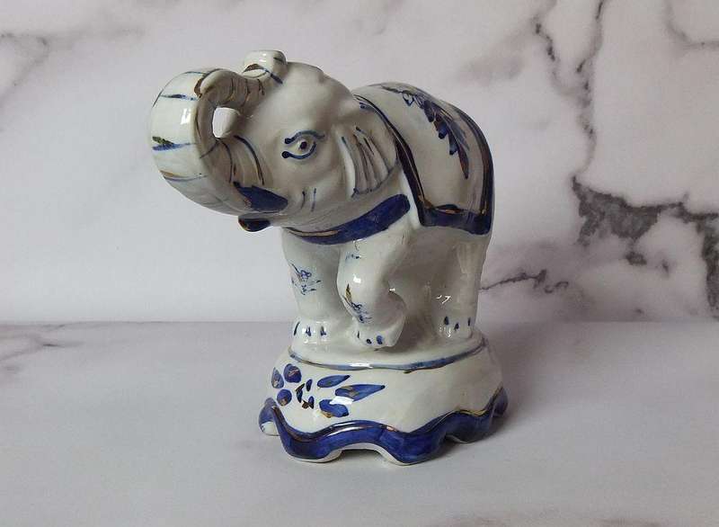 AN EYE CATCHING VINTAGE HANDPAINTED AND GLAZED CLAY ELEPHANT ON PLINTH IN EXCELLENT CONDITION