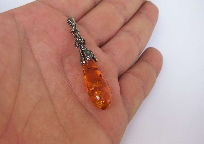 WOW !! A BEAUTIFUL VINTAGE GENUINE STERLING SILVER AND BALTIC AMBER PENDANT !! ART NOUVEAU STYLE !!