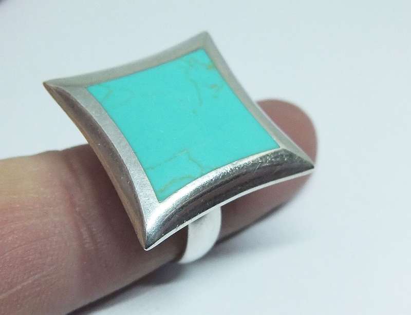 A SUPERB LARGE SOLID STERLING SILVER RING WITH A TURQUOISE COLOUR INSET PLUS FREE GIFT BOX !!