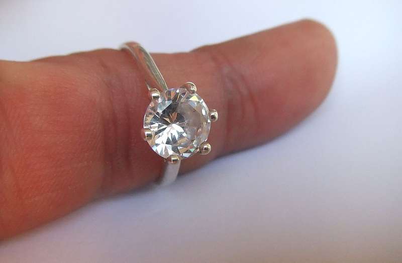 AN EXQUISITE SOLID STERLING SILVER ENGAGEMENT RING SET WITH AN EYE CATCHING FACETED CZ STONE !!