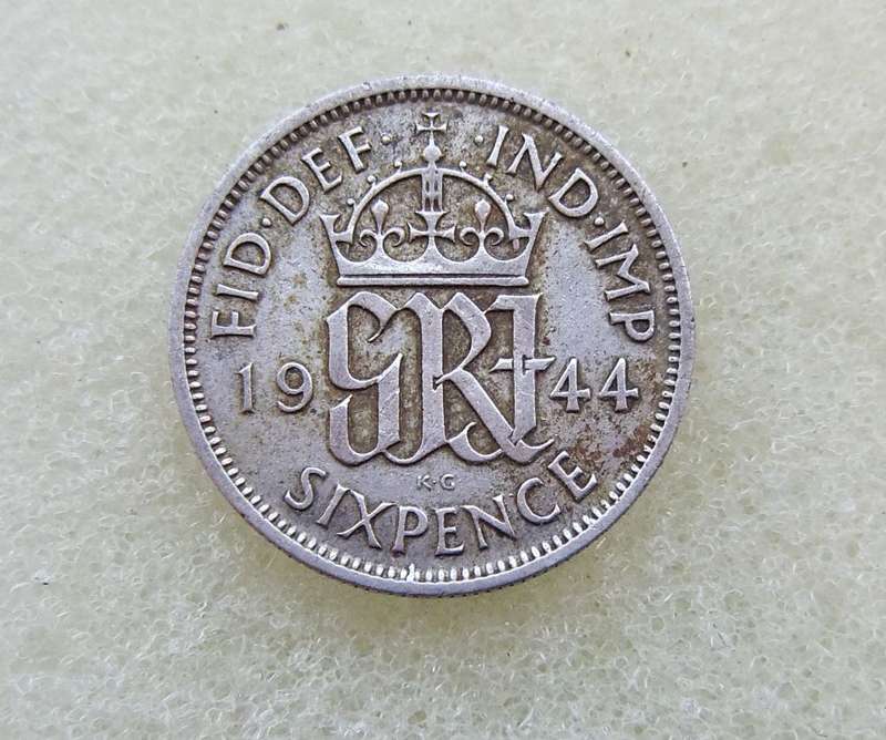 1944 BRITISH SIXPENCE COIN - "500" ( 50% SILVER )