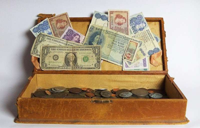COOL FIND !! OVER 300 COINS FROM THE 1800`S ONWARD PLUS 11 OLD NOTES , A MEDALLION AND MORE ....