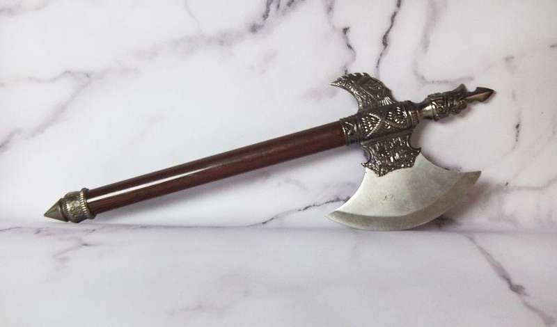 AN AWESOME FULLY METAL BATTLE AXE DISPLAY PIECE IN GOOD CONDITION !! FOR VIKINGS AND COLLECTORS :-)