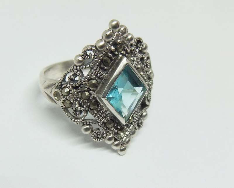 MUST HAVE !! AN EYE CATCHING STERLING SILVER RING WITH A FACETED BLUE INSET AND MARCASITE !! WOW !!