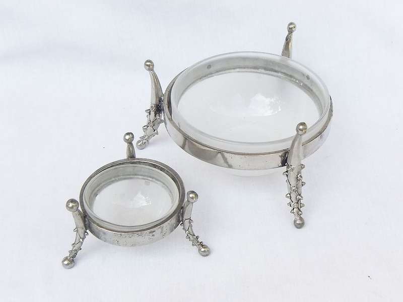 TWO FUNKY DESIGNER INSPIRED CONDIMENT BOWLS ON METAL STANDS WITH SPIKEY LEGS !! BID FOR BOTH !!