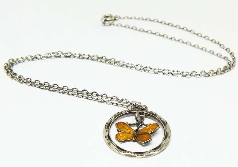 A VINTAGE STERLING SILVER NECKLACE WITH A BEAUTIFUL ENAMELED STERLING SILVER BUTTERFLY PENDANT
