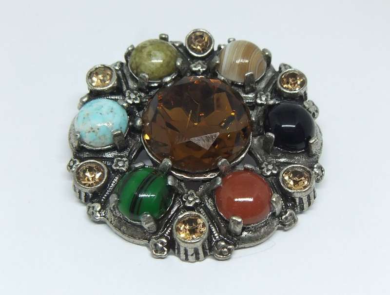 A FABULOUS VINTAGE SCOTTISH INSPIRED BROOCH ENCIRCLED WITH GENUINE CABOCHON GEMSTONES