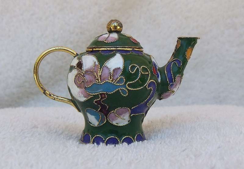 WOW !! AN ADORABLE VINTAGE MINIATURE CHINESE CLOISONNE TEAPOT WITH LID !! MUST HAVE !!