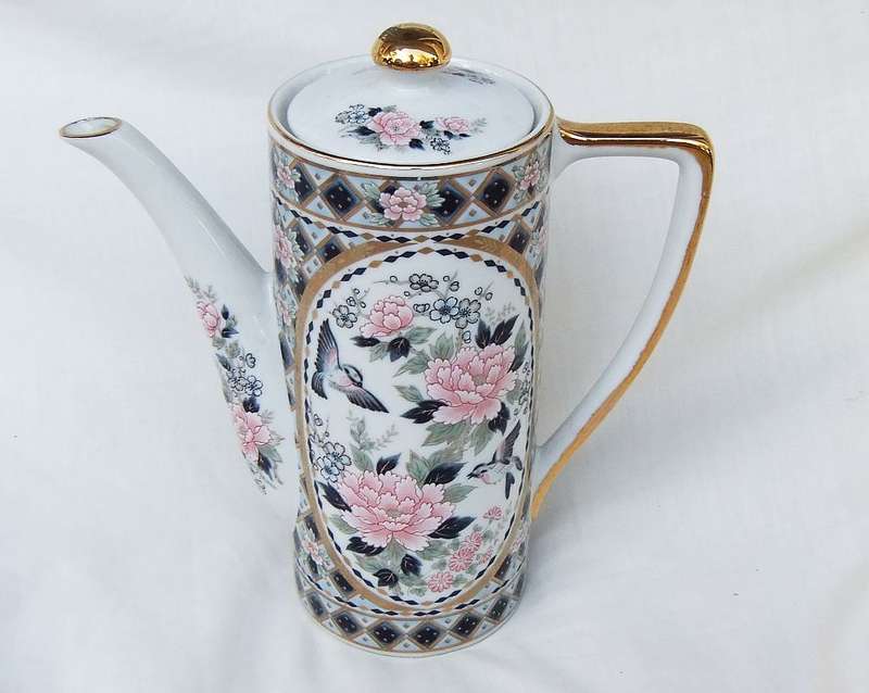 WOW !! A CLASSY VINTAGE " SIGNED " JAPANESE QUALITY PORCELAIN TEAPOT IN EXCELLENT CONDITION !!