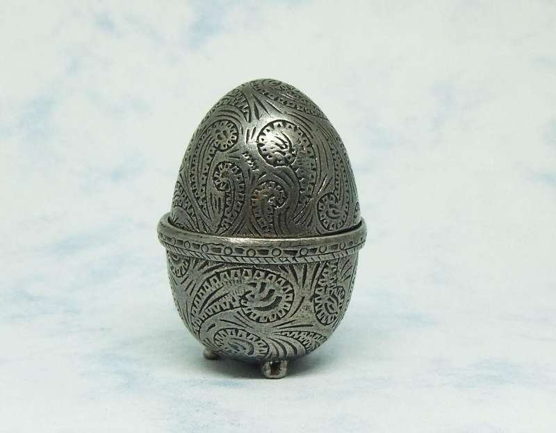 AN ADORABLE VINTAGE EGG SHAPED PEWTER TRINKET BOX WITH MAKERS STAMP ON BASE !! LOOKS IMPORTANT !!